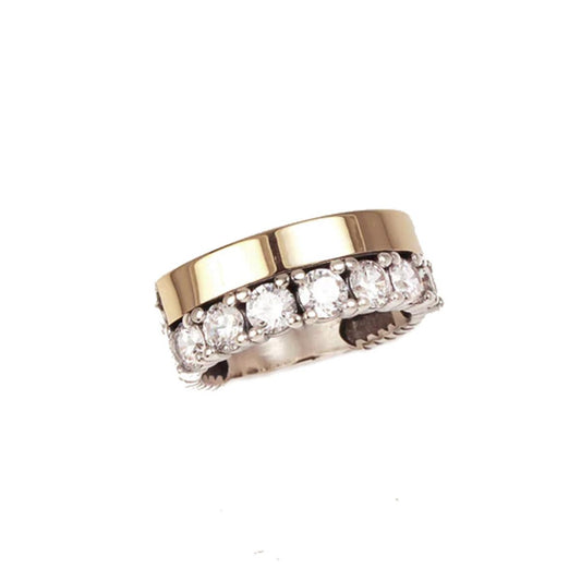 Anillo bicolor con diamantes de laboratorio y acabado elegante